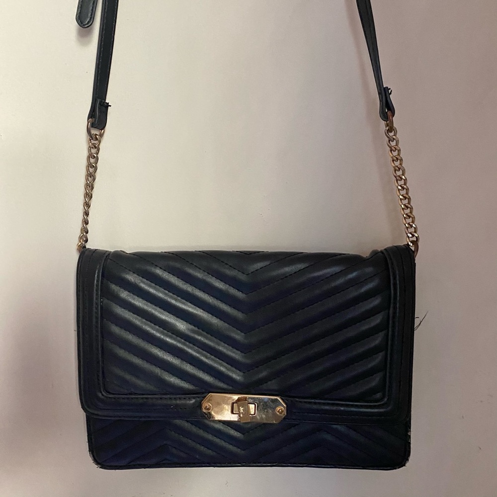 ⚜️Black crossbody with gold hardware⚜️
